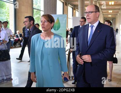 Der französische Minister für Ökologie, nachhaltige Entwicklung und Energie Segolene Royal und Prinz Albert II. Von Monaco während der Eröffnungssitzung des Weltgipfels des Klimagewissens, der am 21. Juli 2015 am Sitz des Wirtschafts-, Sozial- und Umweltrats (CESE) in Paris, Frankreich, stattfand. Der bahnbrechende Gipfel, der von der französischen Regierung ausgerichtet wird, bringt große religiöse und moralische Persönlichkeiten zusammen, um die Frage zu beantworten: "Warum kümmert mich der Planet?" Und einen "Aufruf zum Gewissen für das Klima" im Vorfeld der "COP 21 Klimakonferenz" im Dezember 2015 zu starten. Foto von Christian Liewig/ABACA Stockfoto