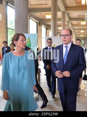 Der französische Minister für Ökologie, nachhaltige Entwicklung und Energie Segolene Royal und Prinz Albert II. Von Monaco während der Eröffnungssitzung des Weltgipfels des Klimagewissens, der am 21. Juli 2015 am Sitz des Wirtschafts-, Sozial- und Umweltrats (CESE) in Paris, Frankreich, stattfand. Der bahnbrechende Gipfel, der von der französischen Regierung ausgerichtet wird, bringt große religiöse und moralische Persönlichkeiten zusammen, um die Frage zu beantworten: "Warum kümmert mich der Planet?" Und einen "Aufruf zum Gewissen für das Klima" im Vorfeld der "COP 21 Klimakonferenz" im Dezember 2015 zu starten. Foto von Christian Liewig/ABACA Stockfoto