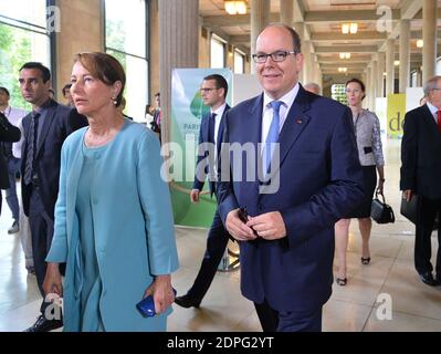 Der französische Minister für Ökologie, nachhaltige Entwicklung und Energie Segolene Royal und Prinz Albert II. Von Monaco während der Eröffnungssitzung des Weltgipfels des Klimagewissens, der am 21. Juli 2015 am Sitz des Wirtschafts-, Sozial- und Umweltrats (CESE) in Paris, Frankreich, stattfand. Der bahnbrechende Gipfel, der von der französischen Regierung ausgerichtet wird, bringt große religiöse und moralische Persönlichkeiten zusammen, um die Frage zu beantworten: "Warum kümmert mich der Planet?" Und einen "Aufruf zum Gewissen für das Klima" im Vorfeld der "COP 21 Klimakonferenz" im Dezember 2015 zu starten. Foto von Christian Liewig/ABACA Stockfoto