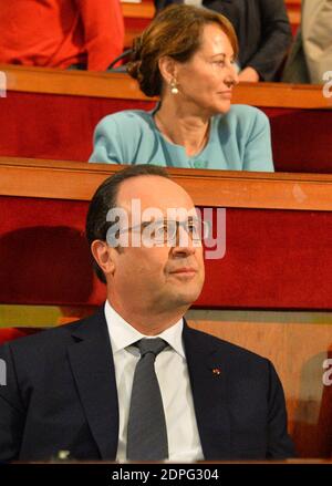 Der französische Präsident Francois Hollande und der Minister für Ökologie, nachhaltige Entwicklung und Energie Segolene Royal während der Eröffnungssitzung des Weltgipfels für das Klima, der am 21. Juli 2015 am Sitz des Wirtschafts-, Sozial- und Umweltrats (CESE) in Paris, Frankreich, stattfand. Der bahnbrechende Gipfel, der von der französischen Regierung ausgerichtet wird, bringt große religiöse und moralische Persönlichkeiten zusammen, um die Frage zu beantworten: "Warum kümmert mich der Planet?" Und einen "Aufruf zum Gewissen für das Klima" im Vorfeld der "COP 21 Klimakonferenz" im Dezember 2015 zu starten. Foto von Christian Liewig/ABAC Stockfoto