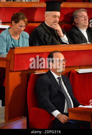 Der französische Präsident Francois Hollande und der Minister für Ökologie, nachhaltige Entwicklung und Energie Segolene Royal während der Eröffnungssitzung des Weltgipfels für das Klima, der am 21. Juli 2015 am Sitz des Wirtschafts-, Sozial- und Umweltrats (CESE) in Paris, Frankreich, stattfand. Der bahnbrechende Gipfel, der von der französischen Regierung ausgerichtet wird, bringt große religiöse und moralische Persönlichkeiten zusammen, um die Frage zu beantworten: "Warum kümmert mich der Planet?" Und einen "Aufruf zum Gewissen für das Klima" im Vorfeld der "COP 21 Klimakonferenz" im Dezember 2015 zu starten. Foto von Christian Liewig/ABAC Stockfoto