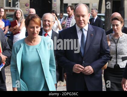 Der französische Minister für Ökologie, nachhaltige Entwicklung und Energie Segolene Royal und Prinz Albert II. Von Monaco kommen zur Eröffnungssitzung des Weltgipfels des Klimagewissens, der am 21. Juli 2015 am Sitz des Wirtschafts-, Sozial- und Umweltrats (CESE) in Paris, Frankreich, stattfand. Der bahnbrechende Gipfel, der von der französischen Regierung ausgerichtet wird, bringt große religiöse und moralische Persönlichkeiten zusammen, um die Frage zu beantworten: "Warum kümmert mich der Planet?" Und einen "Aufruf zum Gewissen für das Klima" im Vorfeld der "COP 21 Klimakonferenz" im Dezember 2015 zu starten. Foto von Somer/ABACAPRESS Stockfoto