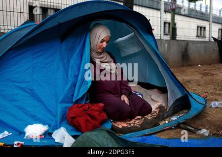 Syrische Flüchtlinge Kinder und Frauen sitzen am 20. Juli 2015 in Paris, Frankreich, und warten darauf, Lösungen für den Wohnungsbau zu finden. Wegen des Mangels an Ressourcen sind seit einigen Wochen rund 60 syrische Flüchtlinge, ein Jahr für einige von ihnen, die sich in der Nähe der Peripherique, Paris Ringstraße, die Nacht in Zelten verbringen. Foto von Axelle de Russe/ABACAPRESS.COM Stockfoto