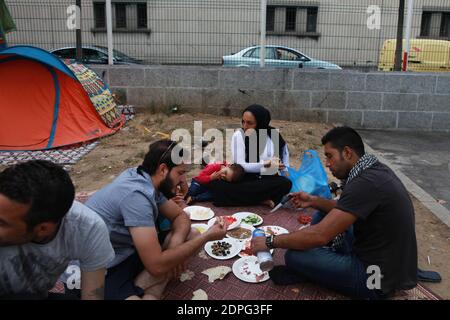 Syrische Flüchtlinge Kinder und Frauen sitzen am 20. Juli 2015 in Paris, Frankreich, und warten darauf, Lösungen für den Wohnungsbau zu finden. Wegen des Mangels an Ressourcen sind seit einigen Wochen rund 60 syrische Flüchtlinge, ein Jahr für einige von ihnen, die sich in der Nähe der Peripherique, Paris Ringstraße, die Nacht in Zelten verbringen. Foto von Axelle de Russe/ABACAPRESS.COM Stockfoto