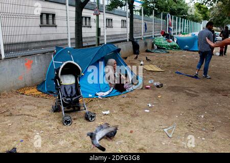 Syrische Flüchtlinge Kinder und Frauen sitzen am 20. Juli 2015 in Paris, Frankreich, und warten darauf, Lösungen für den Wohnungsbau zu finden. Wegen des Mangels an Ressourcen sind seit einigen Wochen rund 60 syrische Flüchtlinge, ein Jahr für einige von ihnen, die sich in der Nähe der Peripherique, Paris Ringstraße, die Nacht in Zelten verbringen. Foto von Axelle de Russe/ABACAPRESS.COM Stockfoto