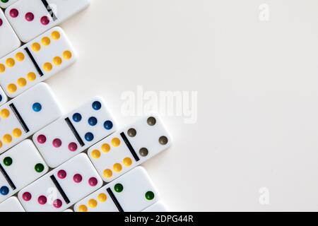 Bunte Dominosteine auf weißem Hintergrund mit negativem Platz für angeordnet Kopieren Stockfoto