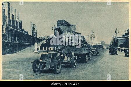 ROM, ITALIEN - 4. JUNI 1944: Die amerikanischen Truppen unter der Führung von General Clark fahren entlang der Via dell'Impero in Rom. Stockfoto