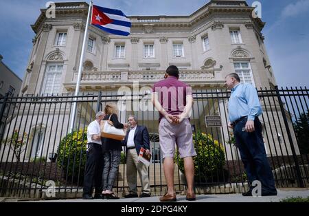Die kubanische Flagge fliegt nach 54 Jahren am 30. Juli 2015 in Washington, DC vor der Botschaft des Landes. Die Botschaft wurde 1961 geschlossen, als US-Präsident Dwight Eisenhower die diplomatischen Beziehungen zur Inselnation trennte, nachdem Fidel Castro in einer kommunistischen Revolution die Macht übernahm.Foto: Olivier Douliery/ABACAPRESS.COM Stockfoto