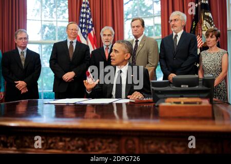 US-Präsident Barack Obama unterschreibt am 7. August 2015 im Oval Office des Weißen Hauses in Washington, DC, das H.R. 1138 Sawtooth National Recreation Area und den Jerry Peak Wilderness Additions Act. Hinter ihm stehen links von rechts Sekretärin Sally Jewell, Innenministerium, (useen), Steve Botti, Ratsvorsitzender, Stanley City Council (L), Gary O'Malley, Executive Director, Sawtooth Society (2L), Rick Johnson, Executive Director, Idaho Conservation League (3L), Repräsentant Michael Simpson, R-ID (3R), Craig Gehrke, Idaho Regional Director, The Wilderness Society (2R), Marcia Argust Stockfoto