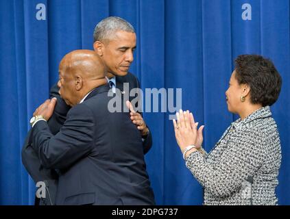 US-Präsident Barack Obama , Mitte, umarmt US-Vertreter John Lewis (Demokrat von Georgien), links, nachdem er auf einer Sitzung des Büros für öffentliches Engagement im Weißen Haus zur Stärkung und zum Schutz des Stimmrechts im Weißen Haus am Donnerstag, den 6. August, 2015. An der Veranstaltung nahmen Bürgerrechtler, Glaubensführer, Wahlrechtler und staatliche und lokale Beamte Teil. DIE US-Generalstaatsanwältin Loretta Lynch hat Recht. Foto von Ron Sachs/Pool via CNP/ABACAPRESS.COM Stockfoto