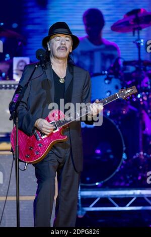 Der amerikanische Sänger Carlos Santana tritt am 11. Juli 2015 während des Sporting Summer Festivals im Sporting in Monaco, Südfrankreich, auf. Foto von Syspeo.R/ABACAPRESS.COM Stockfoto