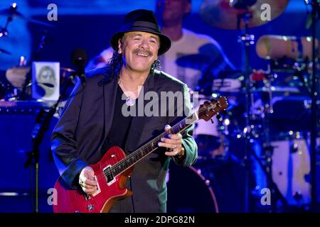 Der amerikanische Sänger Carlos Santana tritt am 11. Juli 2015 während des Sporting Summer Festivals im Sporting in Monaco, Südfrankreich, auf. Foto von Syspeo.R/ABACAPRESS.COM Stockfoto