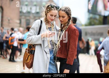 Street Style, Modelle nach Nicholas Nybro Frühjahr Sommer 2016 Show im Rathaus, in Kopenhagen, Dänemark, am 7. August 2015 statt. Foto von Marie-Paola Bertrand-Hillion/ABACAPRESS.COM Stockfoto