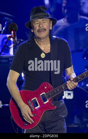 Der amerikanische Sänger Carlos Santana tritt am 11. Juli 2015 während des Sporting Summer Festivals im Sporting in Monaco, Südfrankreich, auf. Foto von Syspeo.R/ABACAPRESS.COM Stockfoto