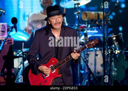 Der amerikanische Sänger Carlos Santana tritt am 11. Juli 2015 während des Sporting Summer Festivals im Sporting in Monaco, Südfrankreich, auf. Foto von Syspeo.R/ABACAPRESS.COM Stockfoto