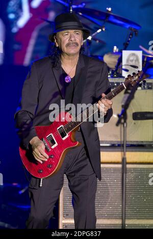 Der amerikanische Sänger Carlos Santana tritt am 11. Juli 2015 während des Sporting Summer Festivals im Sporting in Monaco, Südfrankreich, auf. Foto von Syspeo.R/ABACAPRESS.COM Stockfoto