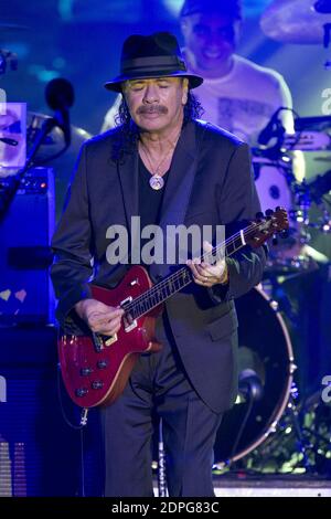 Der amerikanische Sänger Carlos Santana tritt am 11. Juli 2015 während des Sporting Summer Festivals im Sporting in Monaco, Südfrankreich, auf. Foto von Syspeo.R/ABACAPRESS.COM Stockfoto