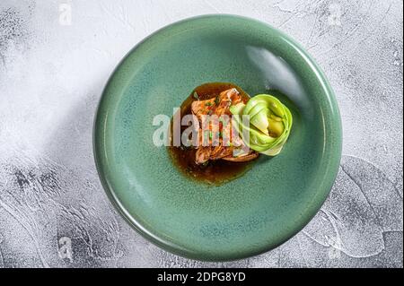 Japanisches Lachsfischfilet in Teriyaki-Sauce mit Avocado glasiert. Grauer Hintergrund. Draufsicht. Stockfoto