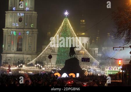 Kiew, Ukraine. Dezember 2020. Der Hauptweihnachtsbaum der Ukraine lits während der Beleuchtungszeremonie auf dem Sophienplatz in Kiew, Ukraine, 19. Dezember 2020. Der Hauptweihnachtsbaum der Ukraine 31 Meter hoch ist künstlich und mit 1500 Spielzeugen und ca. 10 km bunten Girlanden verziert. Quelle: Serg Glovny/ZUMA Wire/Alamy Live News Stockfoto