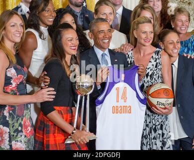 US-Präsident Barack Obama posiert für ein Gruppenfoto, als er am Mittwoch, den 26. August 2015, den WNBA-Champion Phoenix Mercury 2014 im East Room des Weißen Hauses in Washington, DC, USA, begrüßt. Foto von Ron Sachs/Pool/ABACAPRESS.COM Stockfoto