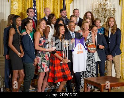 US-Präsident Barack Obama posiert für ein Gruppenfoto, als er am Mittwoch, den 26. August 2015, den WNBA-Champion Phoenix Mercury 2014 im East Room des Weißen Hauses in Washington, DC, USA, begrüßt. Foto von Ron Sachs/Pool/ABACAPRESS.COM Stockfoto