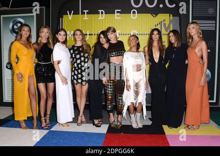 Die Models Gigi Hadid und Martha Hunt, die Schauspielerin Hailee Steinfeld, das Model Cara Delevingne, die Recording Artists Selena Gomez und Taylor Swift, die Schauspielerin Serayah McNeill, das Model Lily Aldridge, die Schauspielerin Mariska Hargitay und das Model Karlie Kloss nehmen am 30. August 2015 an den MTV Video Music Awards 2015 im Microsoft Theater in Los Angeles, CA, Teil. USA. Foto von Lionel Hahn/ABACAPRESS.COM Stockfoto