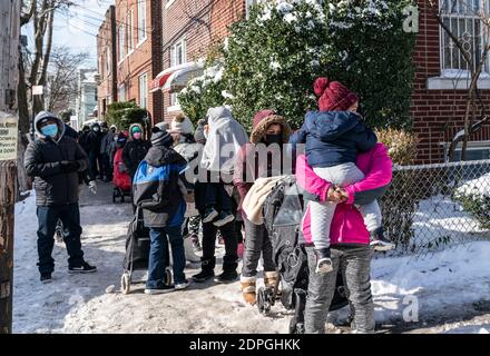 New York, NY - 19. Dezember 2020: New York Cares Freiwillige und Assemblywoman Catalina Cruz verteilen Urlaubsspielzeug und Wintermäntel in Corona, Queens Stockfoto