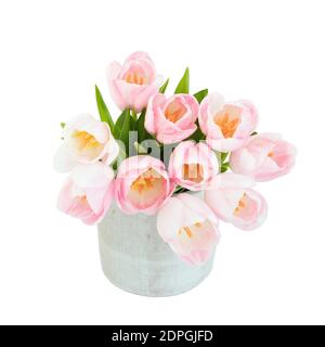 Bouquet von rosa Tulpen in einer Vase. Isoliert auf weißem Hintergrund, selektiver Fokus Stockfoto