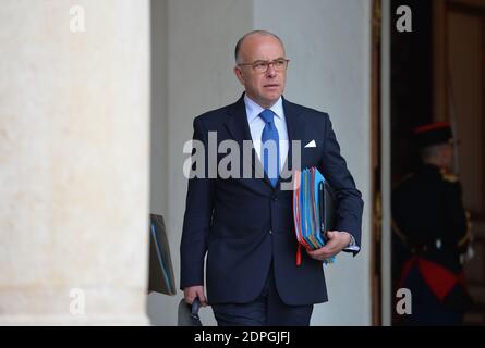 Der französische Innenminister Bernard Cazeneuve verlässt nach der wöchentlichen Kabinettssitzung am 2. September 2015 in Paris den Elysee-Palast. Foto von Christian Liewig/ABACAPRESS.COM Stockfoto