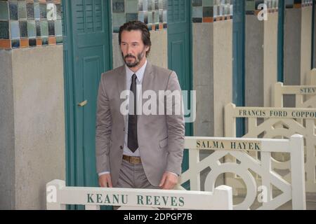 Keanu Reeves posiert vor der nach ihm benannten Strandhütte als Teil einer Hommage an sein Lebenswerk auf der Promenade des Planches während des 41. Deauville American Film Festival in Deauville, Frankreich am 4. September 2015. Foto von Alban Wyters/ABACAPRESS.COM Stockfoto