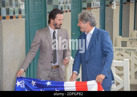 Keanu Reeves posiert vor der nach ihm benannten Strandhütte als Teil einer Hommage an sein Lebenswerk auf der Promenade des Planches während des 41. Deauville American Film Festival in Deauville, Frankreich am 4. September 2015. Foto von Alban Wyters/ABACAPRESS.COM Stockfoto