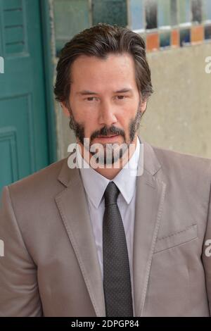 Keanu Reeves posiert vor der nach ihm benannten Strandhütte als Teil einer Hommage an sein Lebenswerk auf der Promenade des Planches während des 41. Deauville American Film Festival in Deauville, Frankreich am 4. September 2015. Foto von Alban Wyters/ABACAPRESS.COM Stockfoto