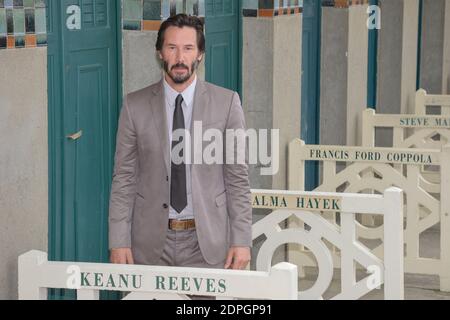 Keanu Reeves posiert vor der nach ihm benannten Strandhütte als Teil einer Hommage an sein Lebenswerk auf der Promenade des Planches während des 41. Deauville American Film Festival in Deauville, Frankreich am 4. September 2015. Foto von Alban Wyters/ABACAPRESS.COM Stockfoto