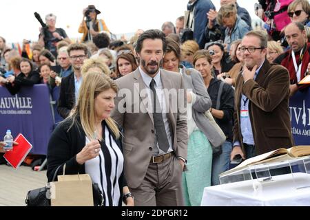 Keanu Reeves posiert vor der nach ihm benannten Strandhütte als Teil einer Hommage an sein Lebenswerk auf der Promenade des Planches während des 41. Deauville American Film Festival in Deauville, Frankreich am 4. September 2015. Foto von Alban Wyters/ABACAPRESS.COM Stockfoto