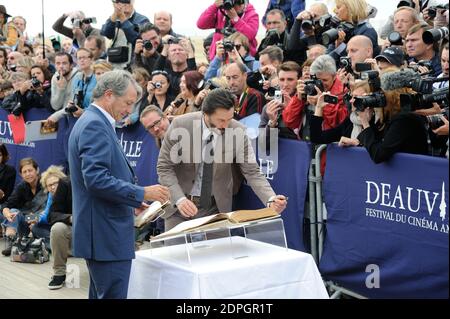 Keanu Reeves posiert vor der nach ihm benannten Strandhütte als Teil einer Hommage an sein Lebenswerk auf der Promenade des Planches während des 41. Deauville American Film Festival in Deauville, Frankreich am 4. September 2015. Foto von Alban Wyters/ABACAPRESS.COM Stockfoto