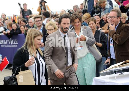 Keanu Reeves posiert vor der nach ihm benannten Strandhütte als Teil einer Hommage an sein Lebenswerk auf der Promenade des Planches während des 41. Deauville American Film Festival in Deauville, Frankreich am 4. September 2015. Foto von Alban Wyters/ABACAPRESS.COM Stockfoto