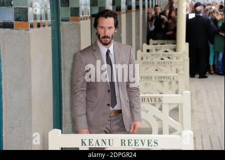 Keanu Reeves posiert vor der nach ihm benannten Strandhütte als Teil einer Hommage an sein Lebenswerk auf der Promenade des Planches während des 41. Deauville American Film Festival in Deauville, Frankreich am 4. September 2015. Foto von Alban Wyters/ABACAPRESS.COM Stockfoto