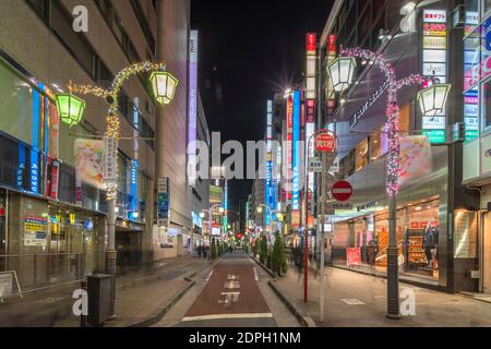 ikebukuro, japan - dezember 31 2019: Nachtansicht der Sunshine Street am Ostausgang des Ikebukuro Bahnhofs mit Restaurants und Geschäften illumina Stockfoto