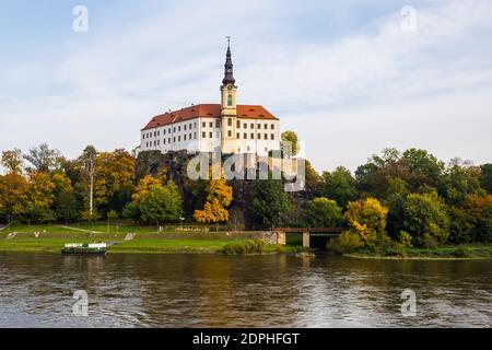 Decin Schloss auf einem Felsen über der Elbe in Nordböhmen. Herbstliche Landschaft mit einer dominanten Burg. Tschechische Republik Stockfoto