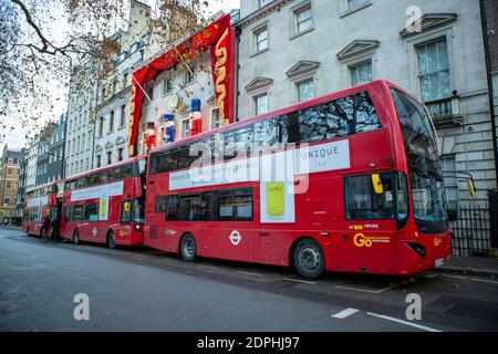Drei Londoner Busse standen vor Annabel's Club Mayfair. Stockfoto