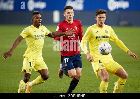 Pervis José Estupiñán (Verteidiger; Villarreal CF) und Ante Budimir (Stürmer; CA Osasuna) werden während des spanischen Fußballs der Liga Santander, dem Spiel zwischen CA Osasuna und Villarreal CF im Sadar-Stadion, in Pamplona, in Aktion gesehen.(Endstand; CA Osasuna 1:3 Villarreal CF) Stockfoto