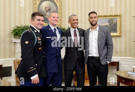 Präsident Barack Obama trifft sich mit Alek Skarlatos, US Air Force Airman 1st Class Spencer Stone, Und Herr Anthony Sadler, die drei jungen Amerikaner, die im letzten Monat im Zug in Paris im Oval Office des Weißen Hauses am 17. September 2015 in Washington, D.C. heldenhaft reagierten.Foto: Olivier Douliery/ABACAPRESS.COM Stockfoto