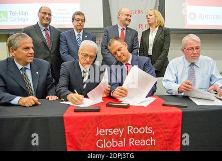 Erel Margalit, Mitglied der israelischen Knesset und ihrer Economic Development Taskforce, kündigt die New Jersey-Israel Healthy, Functional and Medical Foods Alliance bei einer Unterzeichnungszeremonie an der Rutgers University in New Brunswick, New Jersey, USA, Freitag, 18. September 2015 an. Die Allianz zwischen Rutgers und Tel-Hai College in Israel Galiläa Region, Margalit sagte, wird sich auf die Wissenschaft der Verwendung von Lebensmitteln als ein Weg, um Fettleibigkeit zu bekämpfen, und verwalten Diabetes, Nahrungsmittelallergien und andere gesundheitliche Probleme. Die Parteien werden bei der wissenschaftlichen Forschung, der Vermarktung von Technologien und der Inkubation von Unternehmen zusammenarbeiten. Stockfoto