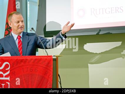 Erel Margalit, Mitglied der israelischen Knesset und ihrer Economic Development Taskforce, kündigt die New Jersey-Israel Healthy, Functional and Medical Foods Alliance bei einer Unterzeichnungszeremonie an der Rutgers University in New Brunswick, New Jersey, USA, Freitag, 18. September 2015 an. Die Allianz zwischen Rutgers und Tel-Hai College in Israel Galiläa Region, Margalit sagte, wird sich auf die Wissenschaft der Verwendung von Lebensmitteln als ein Weg, um Fettleibigkeit zu bekämpfen, und verwalten Diabetes, Nahrungsmittelallergien und andere gesundheitliche Probleme. Die Parteien werden bei der wissenschaftlichen Forschung, der Vermarktung von Technologien und der Inkubation von Unternehmen zusammenarbeiten. Stockfoto