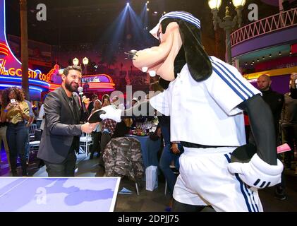Cyril Hanouna celebre son 41 eme anniversaire avec toute l'equipe de Touche Pas a Mon Poste au Parc Walt Disney Studios de Disneyland Paris a Marne la Valle, France le 24 septembre, 2015. Foto von ABACAPRESS.COM Stockfoto