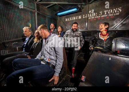 Cyril Hanouna celebre son 41 eme anniversaire avec toute l'equipe de Touche Pas a Mon Poste, Gilles Verdez, Enora Malagre, Matthieu Delormeau, Isabelle Morini-Bosc, Christophe Carriere au Parc Walt Disney Studios de Disneyland Paris a Marne la Valle, France le 24 septembre, 2015. Foto von ABACAPRESS.COM Stockfoto