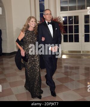 Brian Roberts, Chairman und CEO, Comcast NBC/ Universal Corporation und Aileen Roberts kommen zum Staatsessen für Chinas Präsident Xi und Madame Peng Liyuan im Weißen Haus in Washington, DC für einen offiziellen Staatsbesuch Freitag, 25. September 2015.Foto von Chris Kleponis / Pool/ABACAPRESS.COM Stockfoto