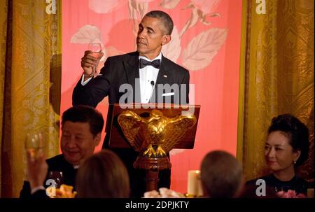 US-Präsident Barack Obama hält ein Glas bei einem Staatsessen zu Ehren von Präsident XI Jinping von China vor ihrem Austausch Toast im East Room des Weißen Hauses in Washington, DC am Freitag, 25. September 2015. Foto von Ron Sachs / Pool/ABACAPRESS.COM Stockfoto