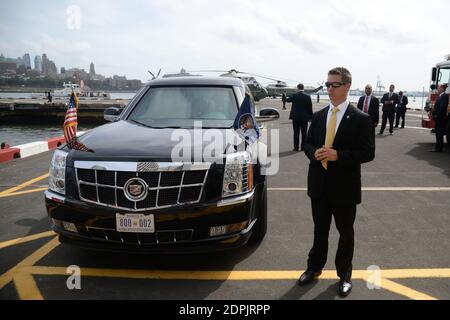 Der Sicherheitsaufseher steht in der Nähe der Presidential Limousine auf dem Asphalt, wo sich der Hubschrauber der US-Marine (links) mit US-Präsident Barack Obama und First Lady Michelle Obama auf die Abfahrt vom Downtown Manhattan/Wall Street Heliport zum JFK Airport in New York City, NY, USA, vorbereitet. Am 29. September 2015. Foto von Anthony Behar/Pool/ABACAPRESS.COM Stockfoto