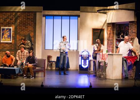CHRISTOPHE CANARD, ARNAUD CASSAND, JEREMY MALAVEAU, CLEMENT NASLIN, VINCENT PIGUET, PHILOU, JACQUES COURTES - - FILAGE DE LA STÜCK 'LADIES NIGHT' DIE VOLLE MONTY EN INTEGRALE. Foto von Nasser Berzane/ABACAPRESS.COM Stockfoto